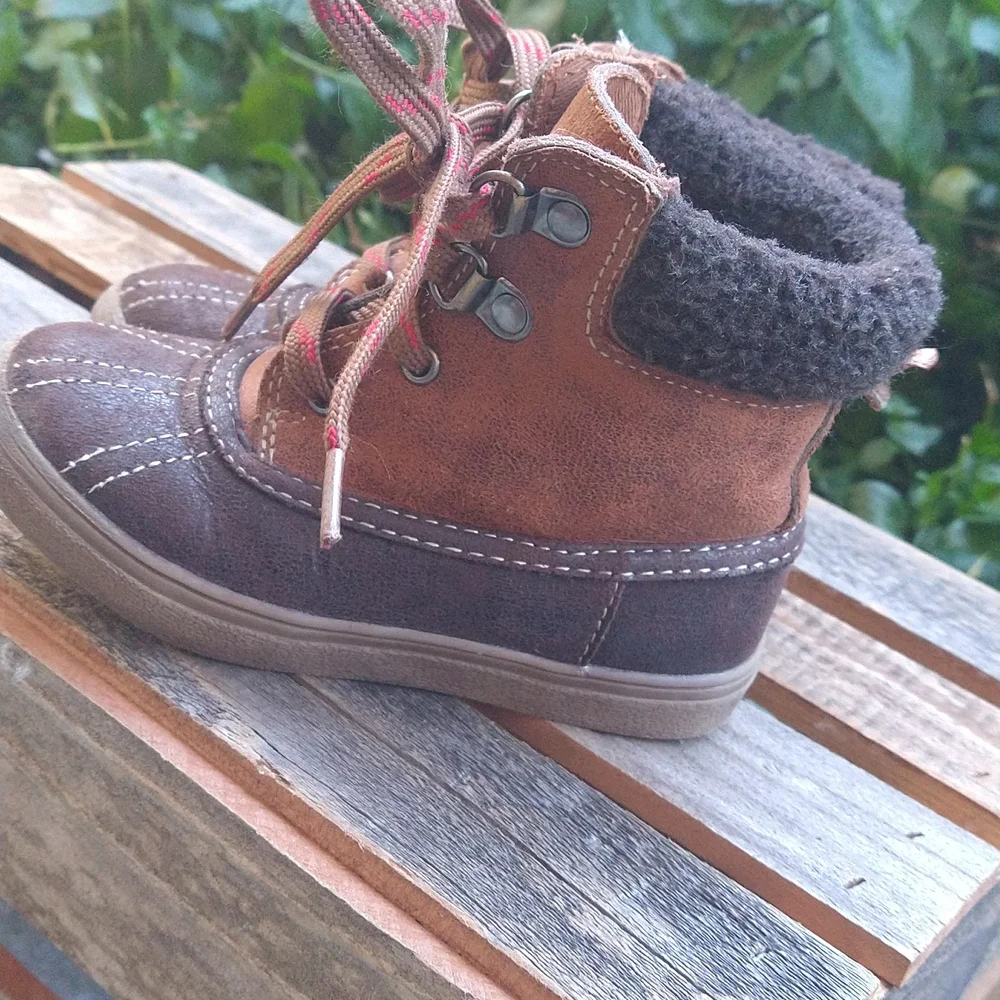 SIZE8: OLD NAVY KIDS BOOTS